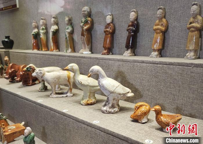 山东济南出土50余件唐三彩 含天王俑等大型器物