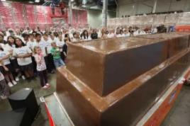 世界上最大的巧克力：重达5.57吨(只有敲碎才能食用)