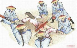 古代女子酷刑绳刑，用粗麻绳肆虐下体