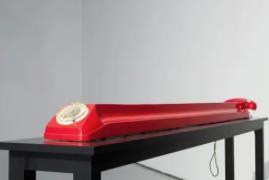 世界上最长的电话：是普通电话的10倍长(两个人才能用)
