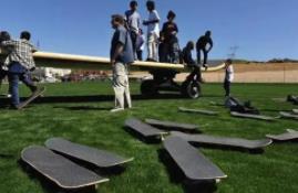 世界上最大的滑板：能承载20多个人(手脚并用才能爬上去)
