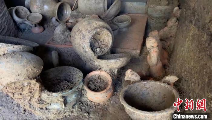 重庆新发现千年汉代崖墓 出土文物56件（套）