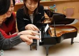 世界上最小的平台式钢琴：琴键仅4毫米(放不下手指)