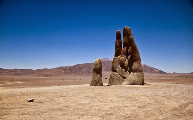 地球上最干燥的沙漠隐藏着神秘巨手