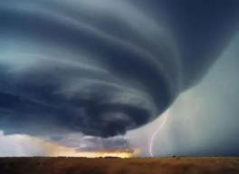 世界上最强大的漩涡龙卷风：2500多人伤亡(时速96.6公里)