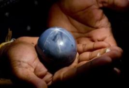 世界上最大的蓝宝石：足足有鹅蛋大小(重达半斤)