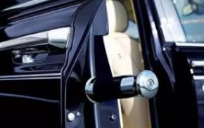 世界上最贵的雨伞：藏在劳斯莱斯的车门上(价值10万元)