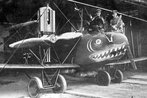 二战援华飞虎队飞机机头为何画上鲨鱼图案?
