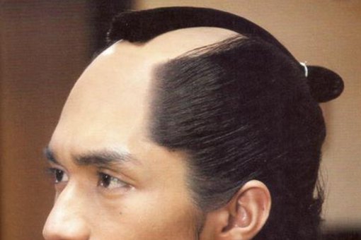 古代日本人的发型叫什么,为什么要把中间剃掉一部分?