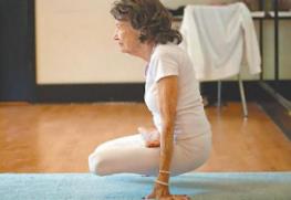 世界最老瑜伽教练：98岁身体如少女般柔软(75年资历)