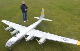 世界上最大的遥控模型飞机：使用96块电池(时速64公里)