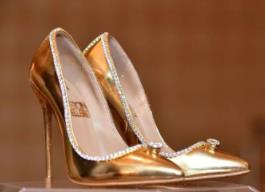 世界上最贵的高跟鞋：卖出1.2亿天价(镶嵌2千多颗钻石)