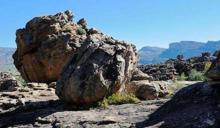 非洲大陆有一块神秘巨石科学家说很可能是天外来物吗,考古发现神秘巨石