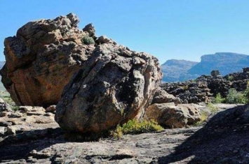 非洲大陆有一块神秘巨石科学家说很可能是天外来物吗,考古发现神秘巨石