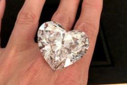 世界上最大心形钻石：足足占两个指头宽(重达118克拉)