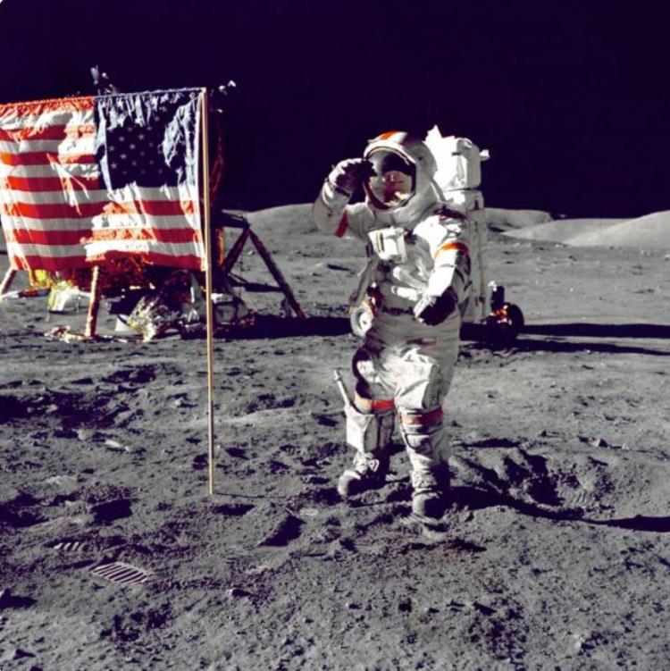 世界上第一位登上月球的人是,第一位登上月球的宇航员