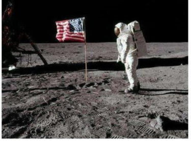 世界上第一位登上月球的人是,第一位登上月球的宇航员