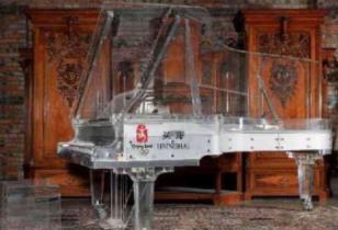 世界上最贵的钢琴：价值2210万多元(全部用水晶制成)