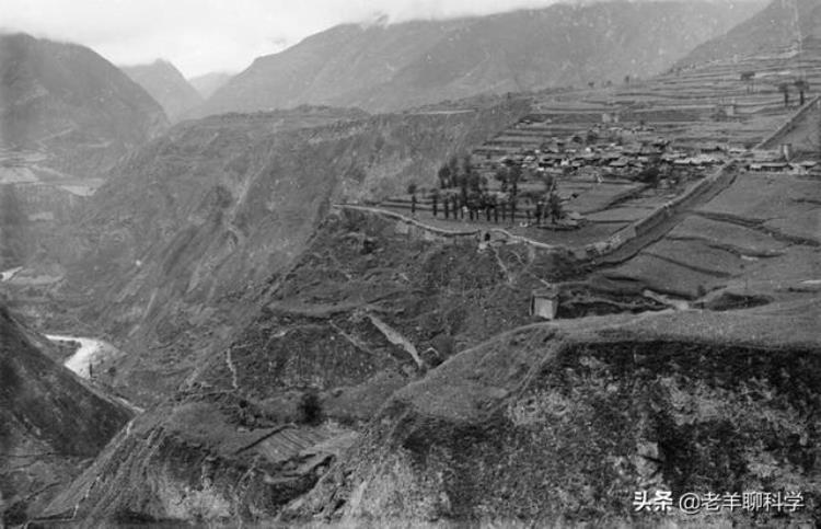 1933年四川古城眨眼成湖幸存者连跳几十个壕沟却丢了孩子