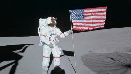 旗帜飘动 是美国登月直播中的一个“穿帮镜头”吗?