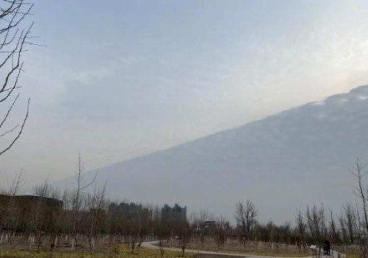 北京天空异常现象「北京上空出现异象阴阳天系风切变所造成」