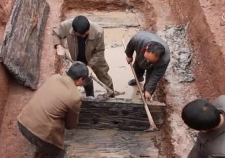 四川老汉翻修老宅发现古墓挖出绝世宝剑竟在棺材上睡了50年
