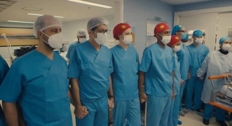巴西头颅相连的双胞胎成功分离为此医生们戴着VR头盔练了几个月