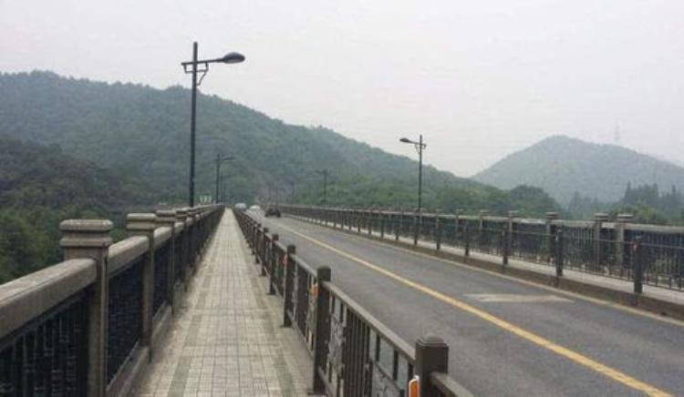 钱塘江大桥为何炸毁「钱塘江大桥鲜为人知的秘密建成仅89天被迫炸断茅以升一夜无眠」