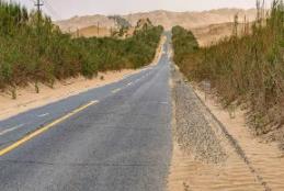 世界上最长的沙漠公路，全长约436公里，仅用7年建成