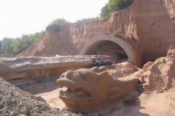1988年出土的邯郸石龙,河北邯郸农民挖出巨龙