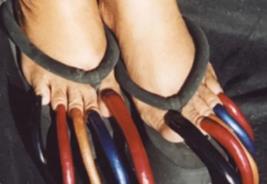 世界上脚趾甲最长的人：长达10年未剪趾甲(最长15.2厘米)