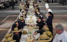 世界最长餐桌的记录：可供2千人同时进餐(长达401米)