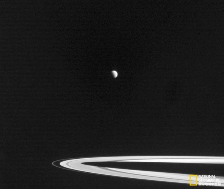 土星最大的卫星是土卫六,土卫六上面可以看到土星吗