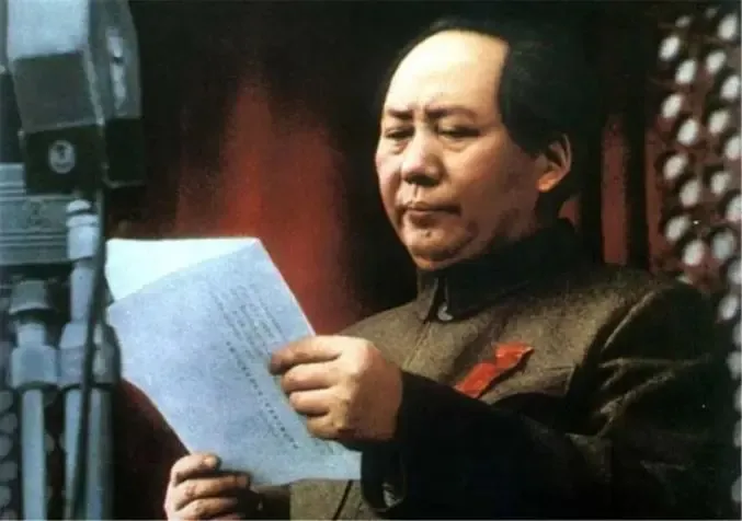谁能想到，当毛主席在天安门宣读中华人民共和国成立的时候，他崭新的中山服下面穿着有