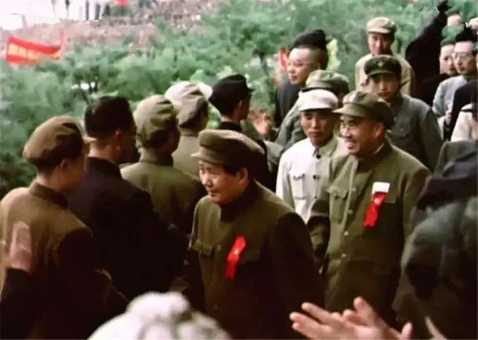 谁能想到，当毛主席在天安门宣读中华人民共和国成立的时候，他崭新的中山服下面穿着有