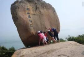 世界第一奇石：风动石悬空在悬崖边上的不倒翁(奇观)