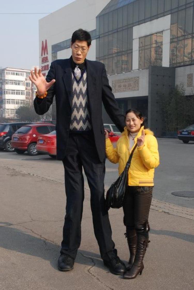 世界上身高最高的十个人「盘点全球最高的十个人身高的背后是常人难以想象的病痛折磨」