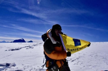 一小伙爬上最高的山打破世界纪录「81岁老人征服世界上最高峰」
