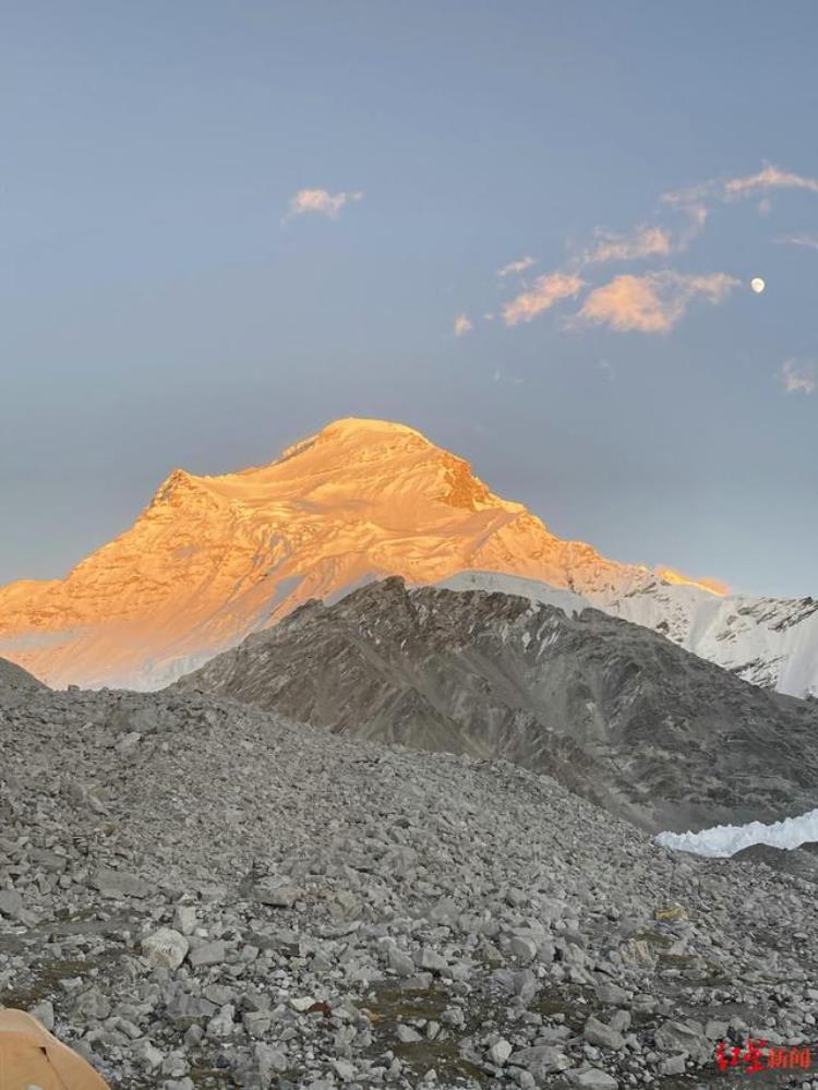 一小伙爬上最高的山打破世界纪录「81岁老人征服世界上最高峰」