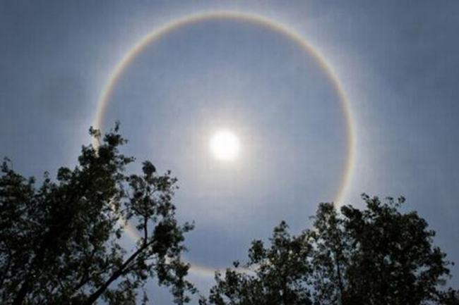最罕见气象奇观：幻月，月亮周围形成彩色光环(美到窒息)