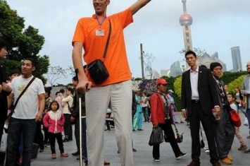 目前世界第一高人苏尔坦·科森，高2.47米取代鲍喜顺2.36米