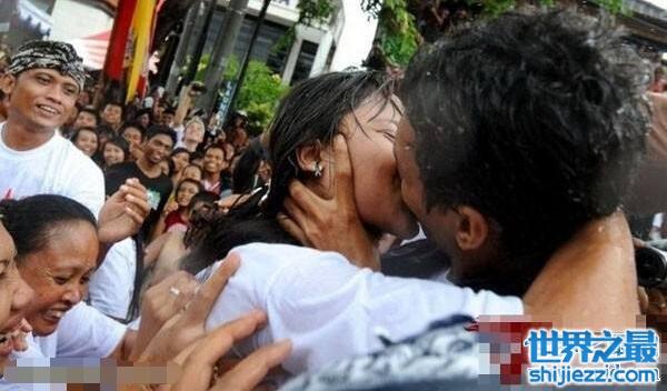 巴厘岛传统接吻节，疯狂的见嘴就吻(还不快点去KISS)