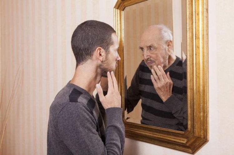 你永远比镜子中的自己,丑30% | 你不上镜的心理学解释,心理学上不愿意拍照的人
