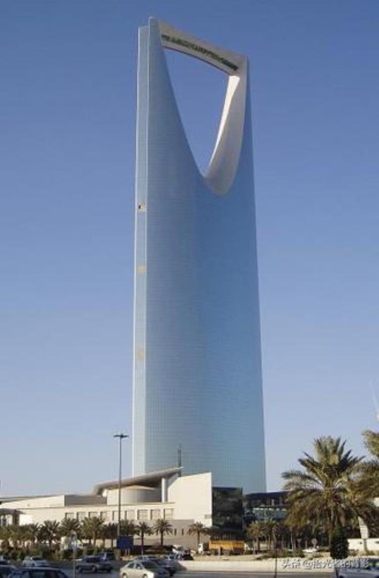 目前世界第一高楼是位于迪拜的哈利法塔,迪拜世界上最高的高楼