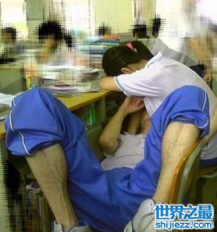 中国各地出现的摸乳事件，高中生上课摸奶太放肆
