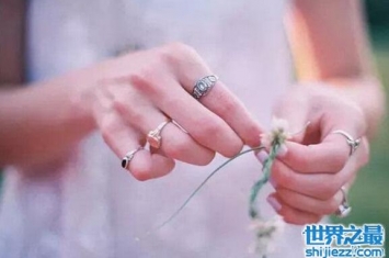 结婚戒指戴哪个手指，左手无名指(跟心脏直接联系)