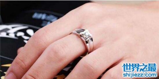 中指戴戒指什么意思，表示已经订婚名花有主