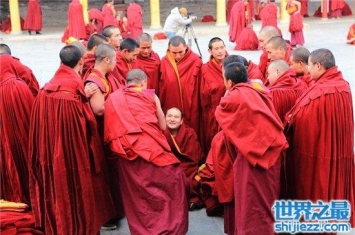 班禅和喇嘛的区别，两者不同组织不同宗教