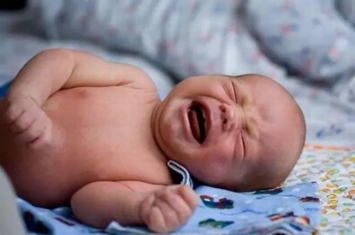 为什么小孩刚生下来要哭?建立肺部呼吸功能(获取氧气)