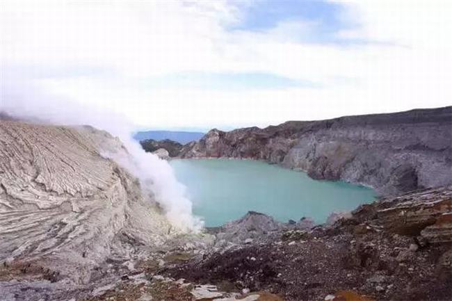 世界上最危险的硫酸湖是什么 卡瓦伊真火山湖（含硫酸）